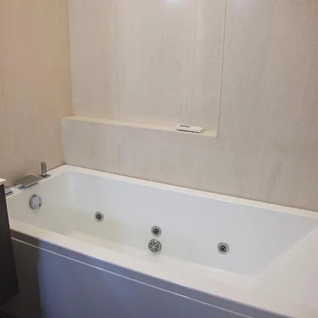 Luxury In Steps From Metro A Cornelia