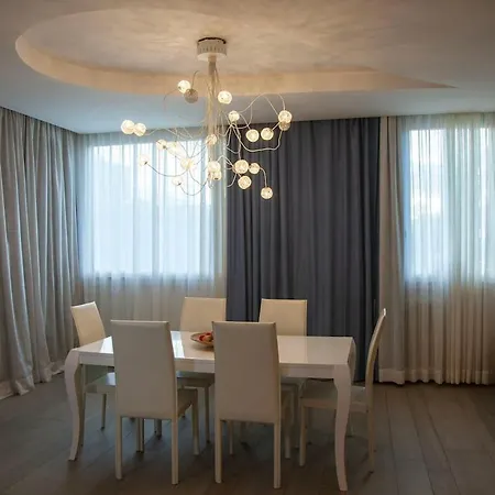 Luxury In Steps From Metro A Cornelia Apartment