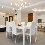 Luxury In Steps From Metro A Cornelia