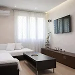 Luxury In Steps From Metro A Cornelia דירה *