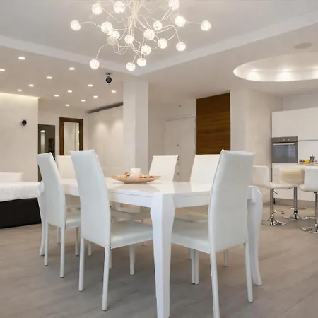 Апартаменты Luxury In Steps From Metro A Cornelia