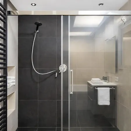 Апартаменты Luxury In Steps From Metro A Cornelia