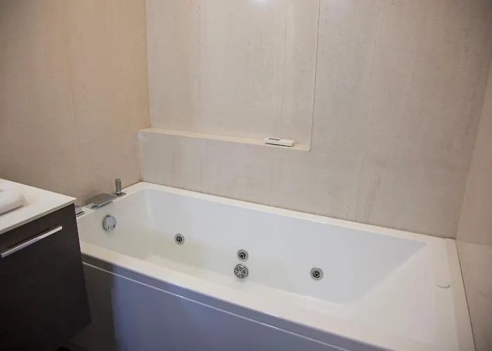 Luxury In Steps From Metro A Cornelia