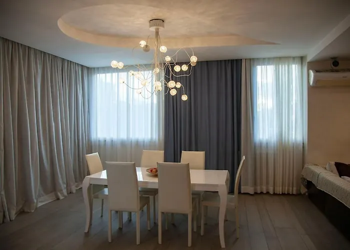 Luxury In Steps From Metro A Cornelia Lägenhet