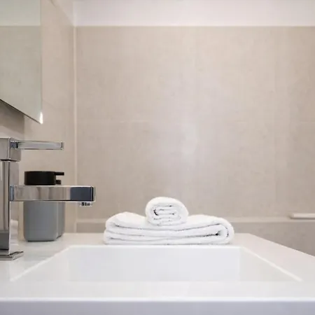 شقة Luxury In Steps From Metro A Cornelia *
